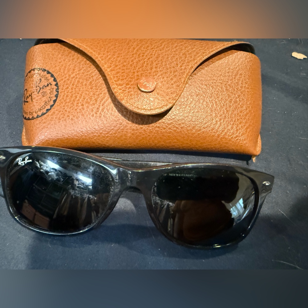 Black Rayban Wayfaer  Sunglasses with Brown Leather Case